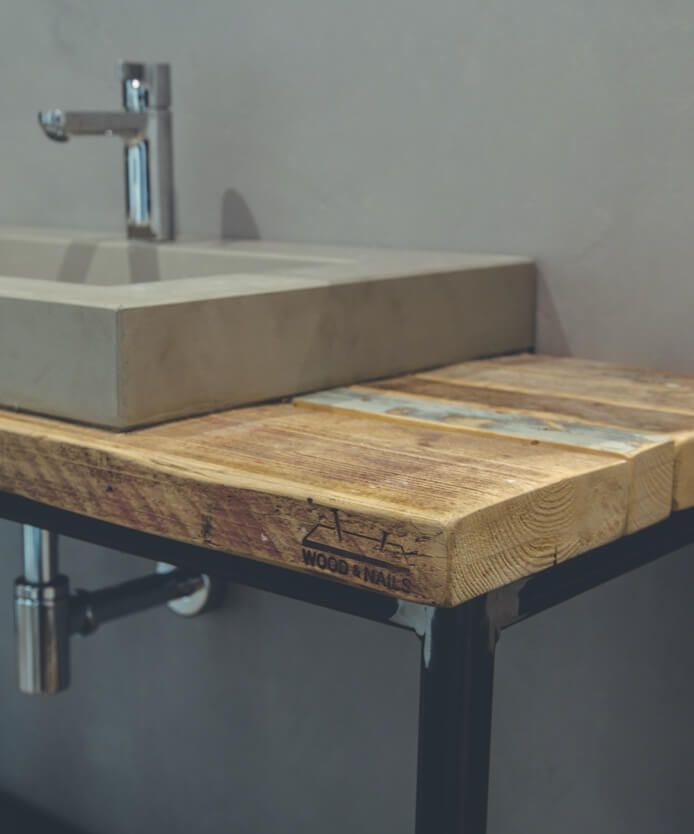 Interior Design im Badezimmer: Waschtishc aus Altholz mit Waschbecken aus Beton.