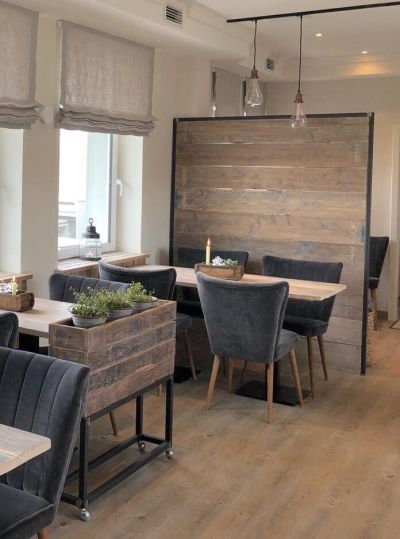 Einrichtungskonzept für das Restaurants Seenot auf Sylt mit Möbeln aus Altholz.