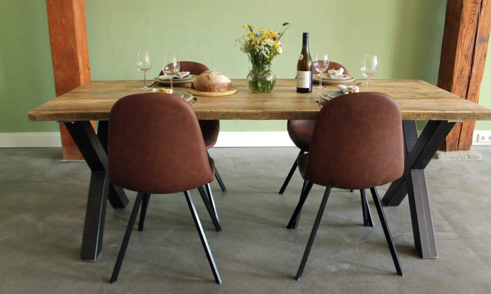 Nachhaltiger Esstisch aus Altholz mit Stahlbeinen–der Mittelpunkt in deinem Esszimmer.