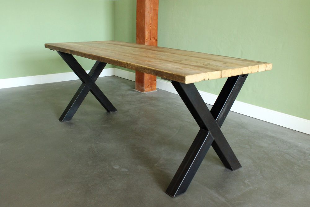 Moderner Esstisch aus Altholz mit Stahlbeinen