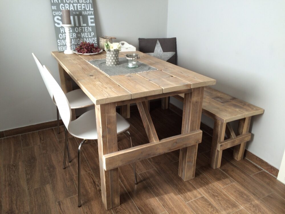 Nachhaltiger und wetterfester Gartentisch aus Holz.