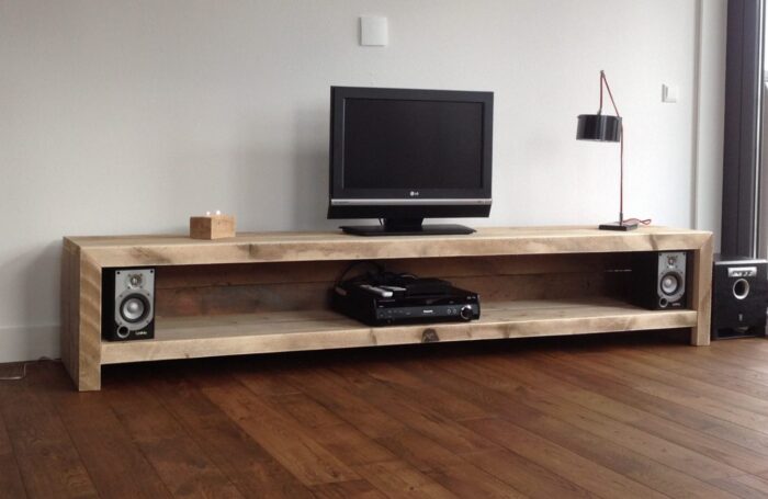 Nachhaltiges Tv- Sideboard als Altholz