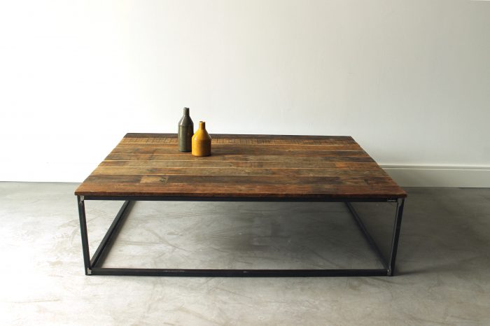 Couchtisch industrial style aus recyceltem Altholz.