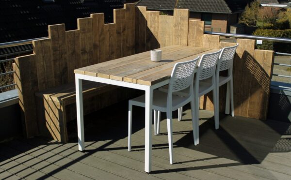 Nachhaltiger Gartentisch aus Altholz mit Stahlbeinen im industriellen stil