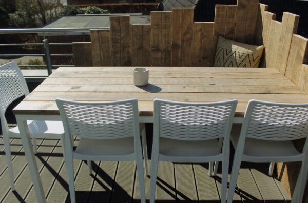 Gartentisch aus Massivholz und Metall mit passendem Set.