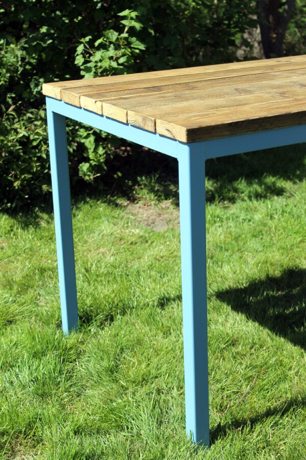 Das Gestell aus lackiertem Stahl gibt dem Tisch ein modernes Design und sorgt für eine solide Basis