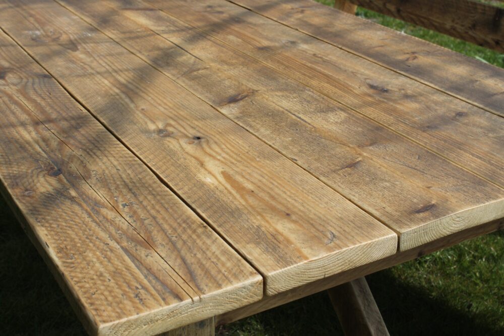 Nachhaltiger Gartentisch aus Altholz