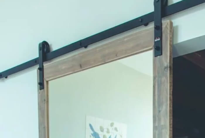 Schiebetür aus Altholz mit Spiegel