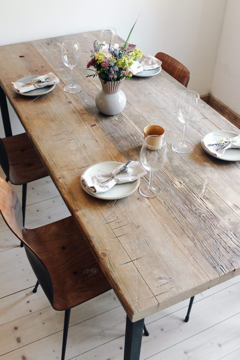 Tisch Lewe, hergestellt aus alten Gerüstbohlen hat eine einzigartige Oberfläche.
