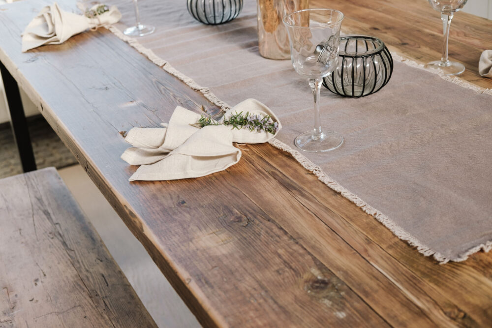 Schlichter Tisch aus upcycling Holz von Baugerüsten.