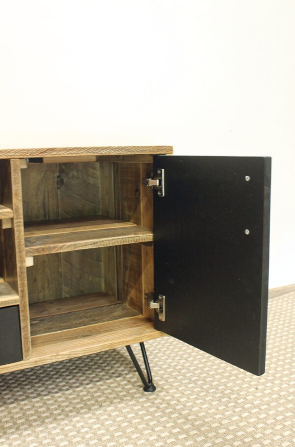 Tv-Sideboard aus Altholz mit schwarzen Schubladen und Türen auf Pin-Beinen