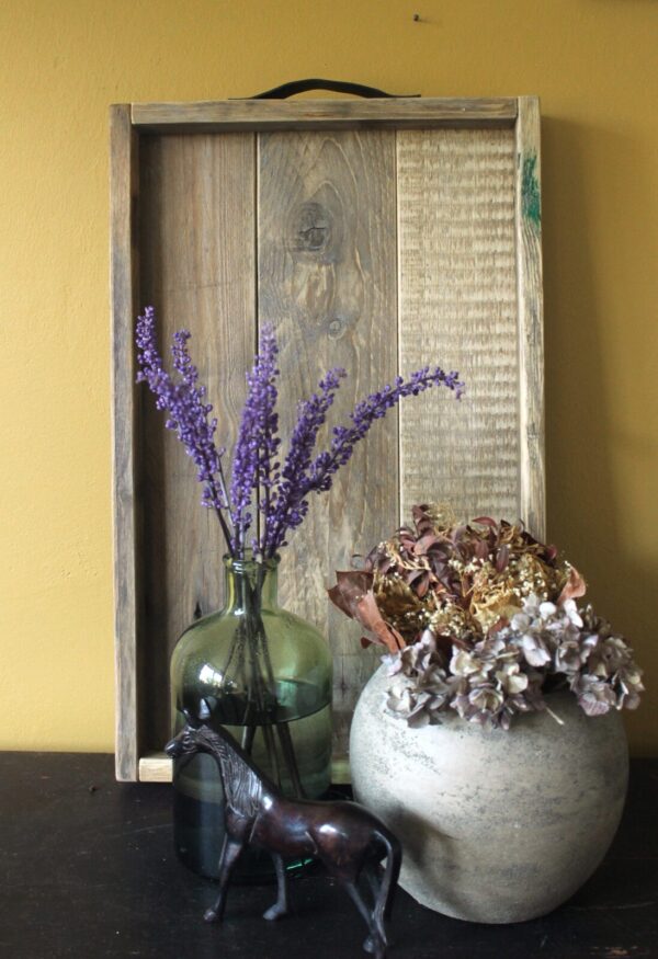 Serviertablett aus Altholz mit Vasen und Dekoration