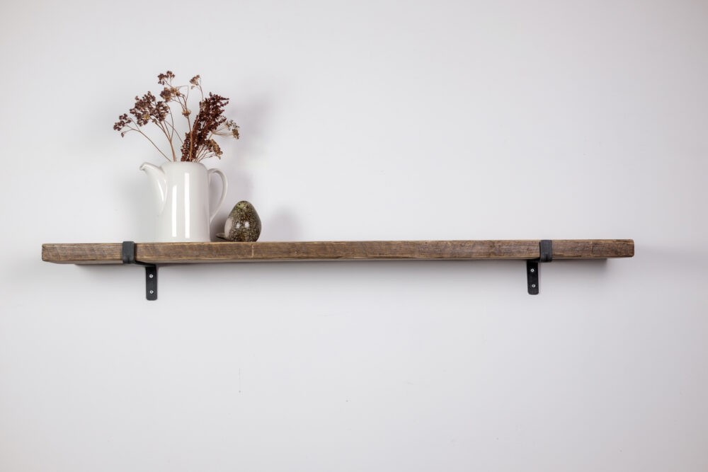 Wandregal aus Gerüstholz mit minimalistischer Aufhängung aus Stahl.