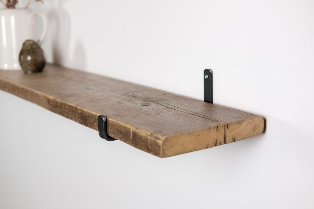 Wandregal aus Gerüstholz mit minimalistischer Aufhängung aus Stahl.