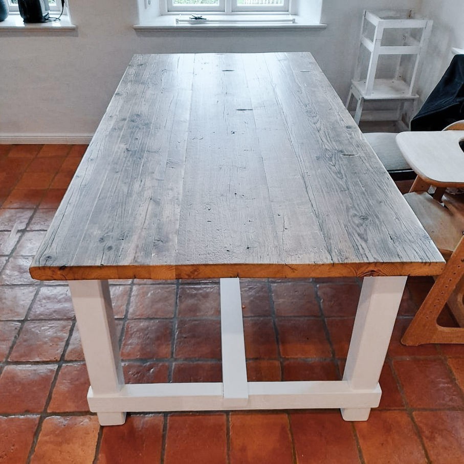 Das weiße Gestell aus Massivholz gibt unserem Tisch Hauke den gemütlichen Landhausstil.