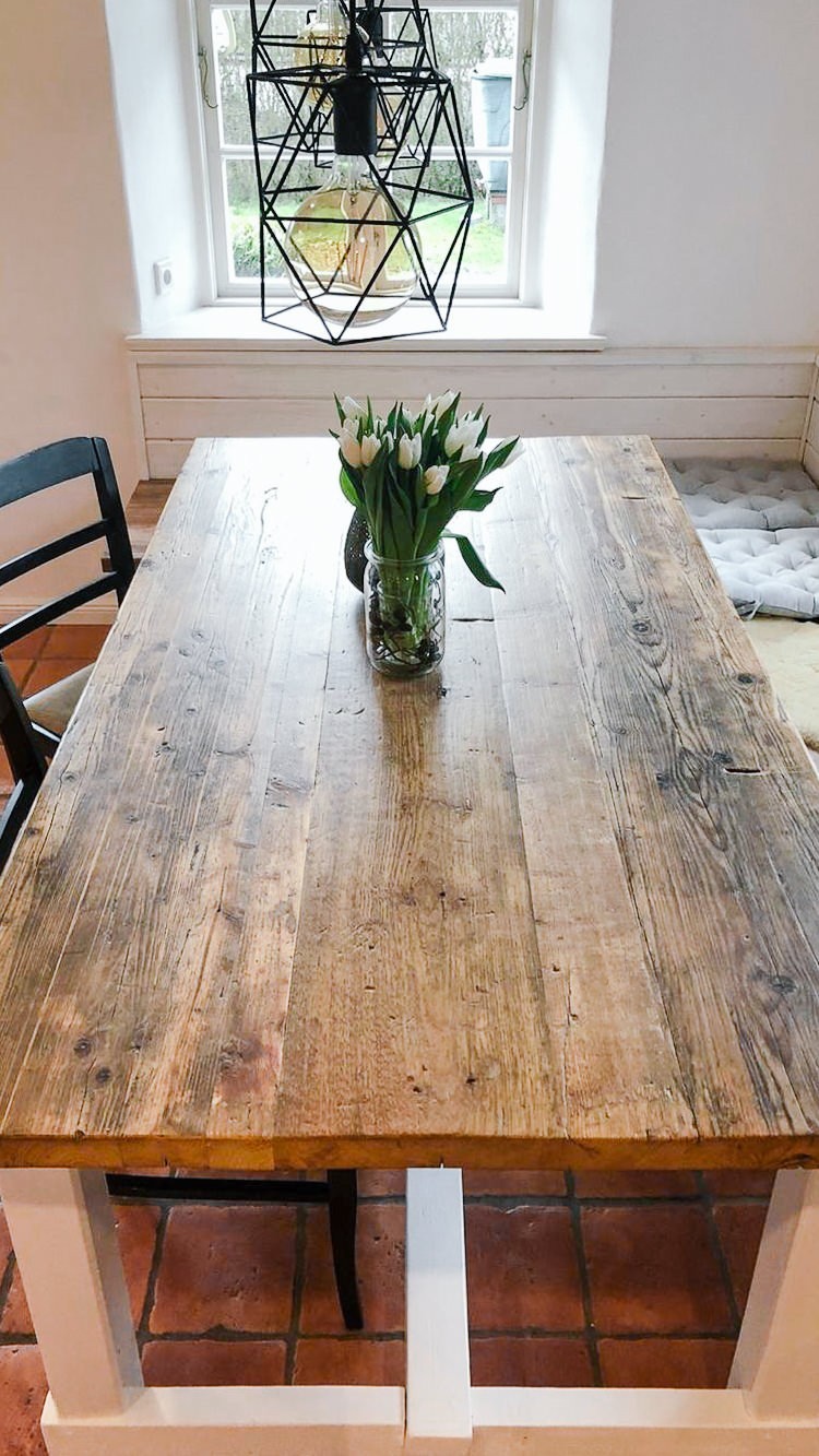 Die Tischplatte aus recyceltem Altholz hat eine einzigartige Maserung und kleine Macken, die sie zu etwas ganz Besonderem machen.