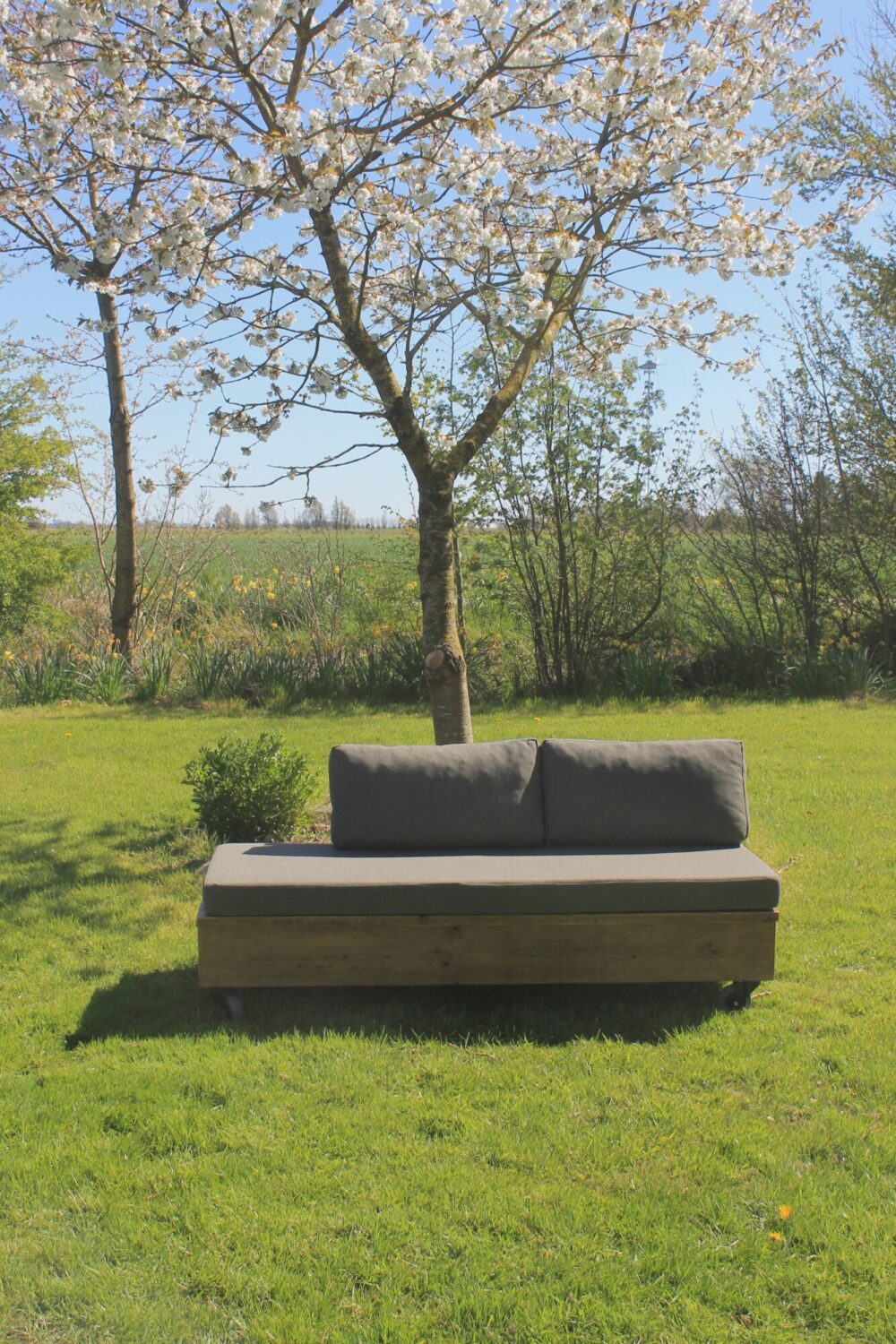 Bequemes Loungesofa aus Altholz für Garten und Terrasse.