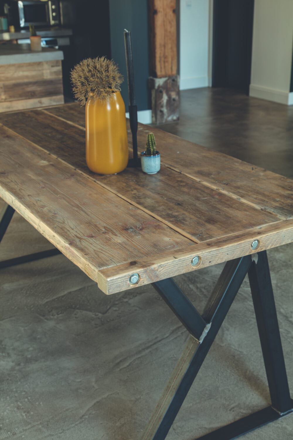 Tisch aus altem Holz mit Metall Füßen im industrial Style.