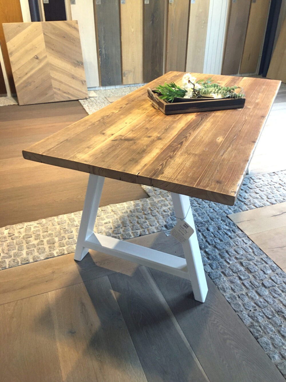 Tisch aus altem Bauholz mit einzigartiger Tischplatte.
