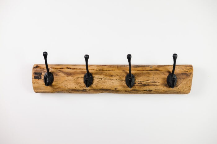 Wandgarderobe aus Altholz Brett.