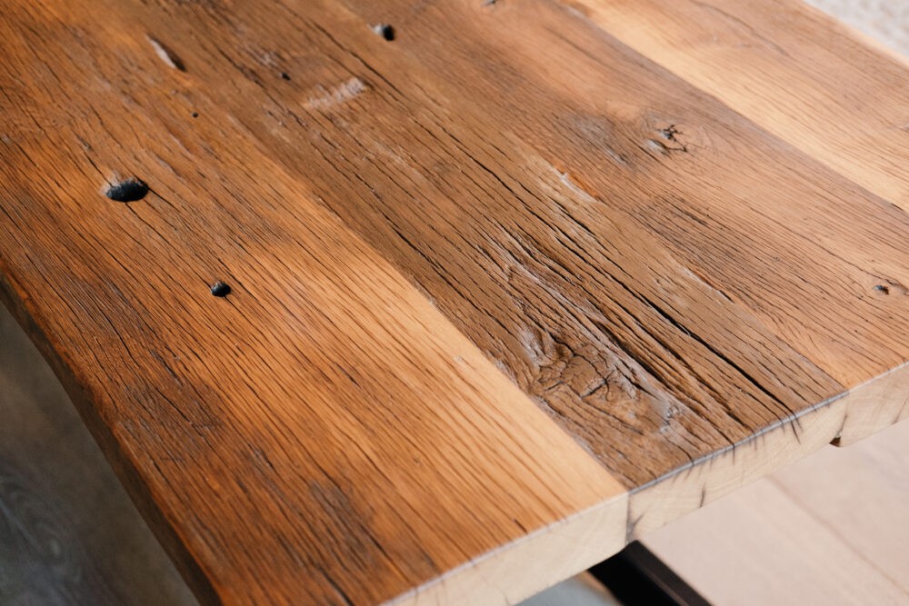 Die Tischplatte aus Eichenholz hat eine einzigartige Maserung.