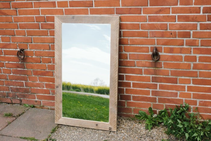 Dieser Wandspiegel wird aus recyceltem Holz hergestellt.