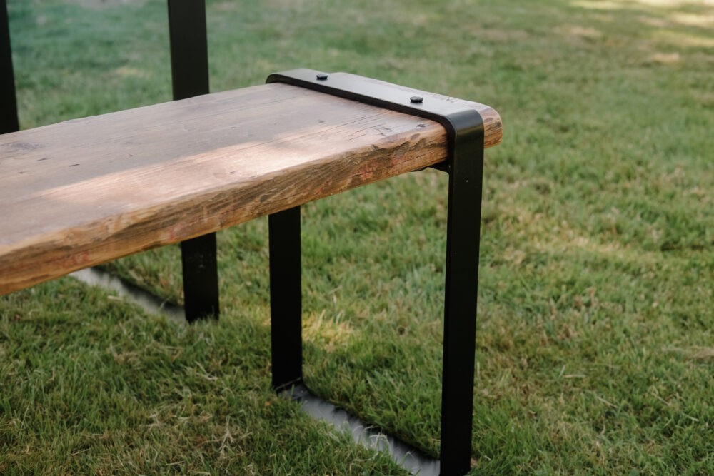 Diese Bank wird aus ehemaligem Gerüstholz hergestellt. Durch das Upcycling bereits benutzten Materials entsteht ein nachhaltiges Möbelstück.