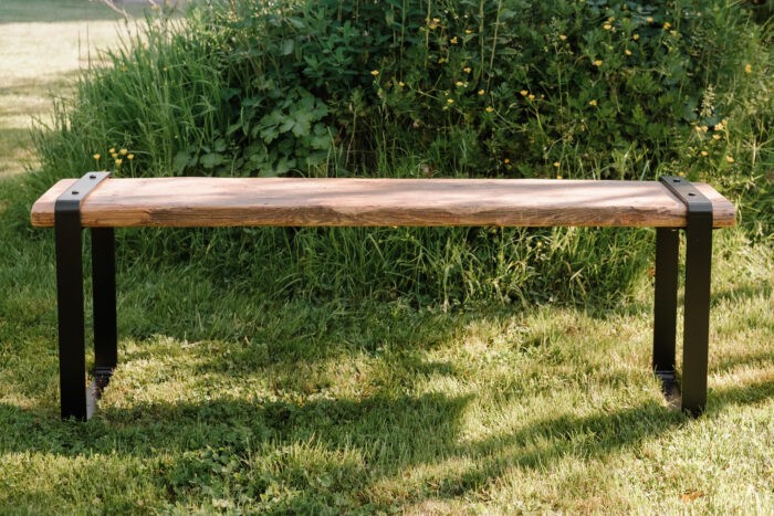 Holzbank im industrial Style aus Gerüstholz und Stahlbeinen.